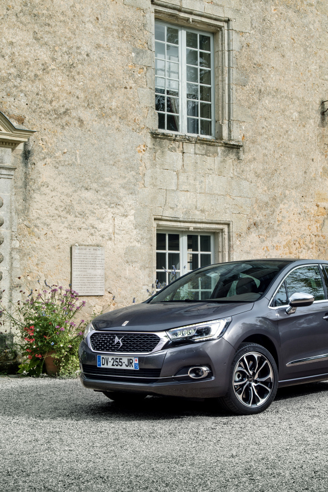 Серебристый автомобиль Citroen DS4 у дома 