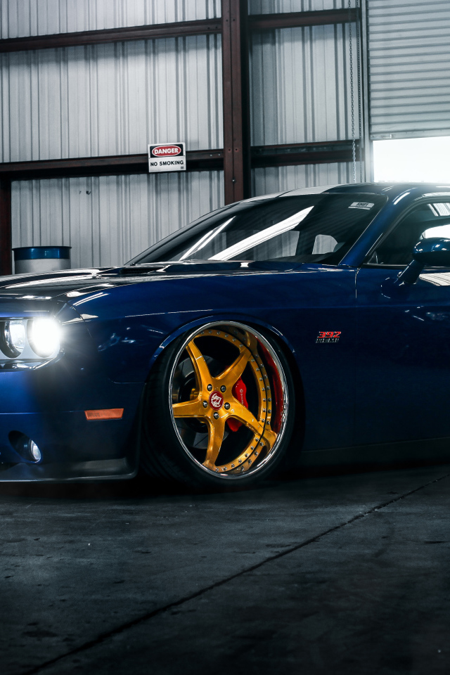 Синий спортивный автомобиль Dodge Challenger SRT 392 в гараже