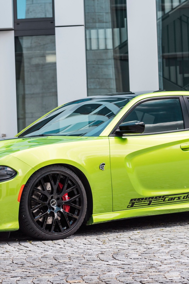 Зеленый автомобиль Dodge Charger SRT 