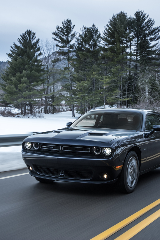 Черный автомобиль Dodge Challenger GT AWD, 2017 на трассе 