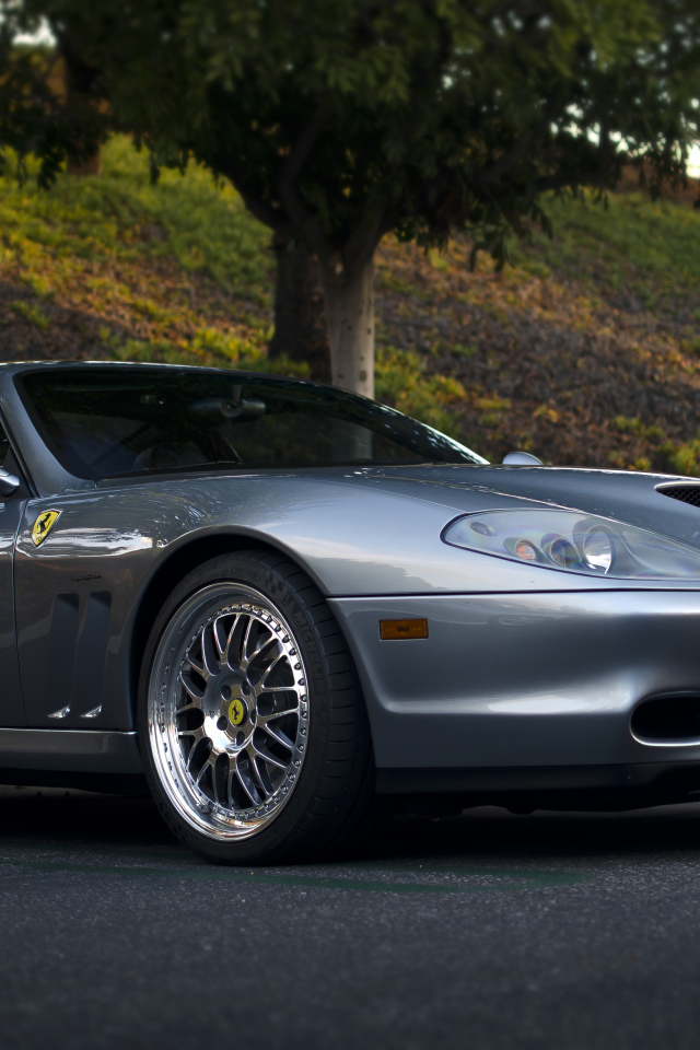 Серебристый автомобиль Ferrari 575M Maranello 