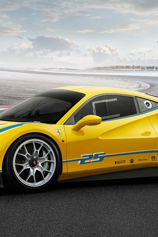 Желтый спортивный автомобиль  Ferrari 488 Challenge 2017 