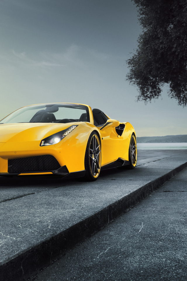 Желтый спортивный автомобиль Ferrari Spider Rosso Novitec 488 