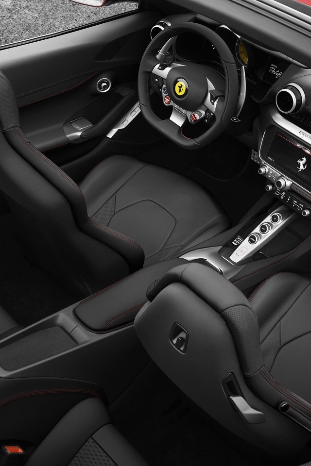 Черный кожаный салон автомобиля Ferrari Portofino, 2018