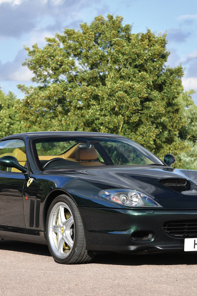 Быстрый черный автомобиль Ferrari 575M Maranello 