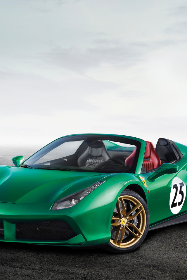 Зеленый спортивный автомобиль Ferrari 488 Spider, 2017