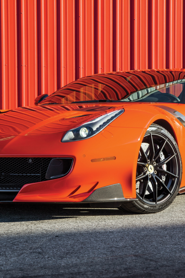 Оранжевый спортивный автомобиль Ferrari F12tdf, 2017