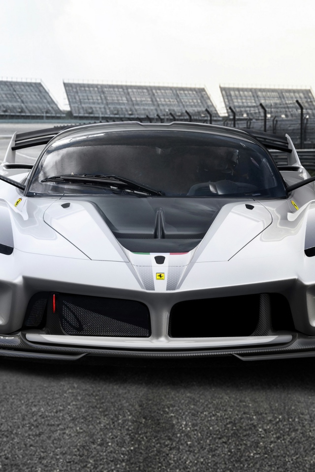 Гоночный автомобиль  Ferrari FXX-K Evo, 2018 на трассе