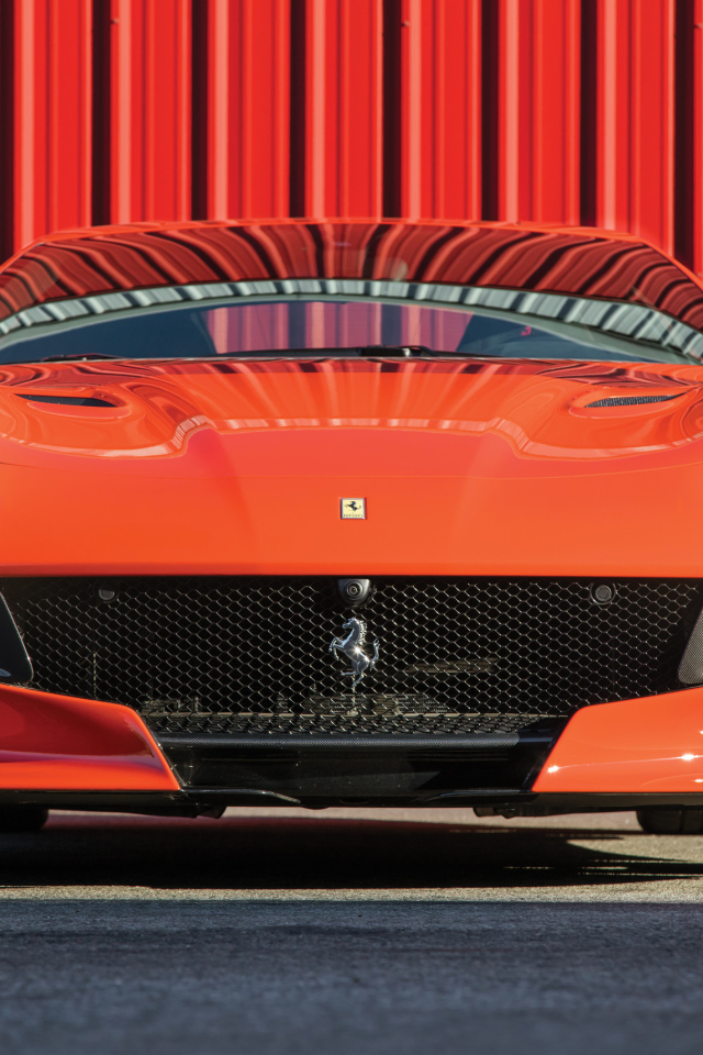 Красный блестящий автомобиль  Ferrari F12tdf