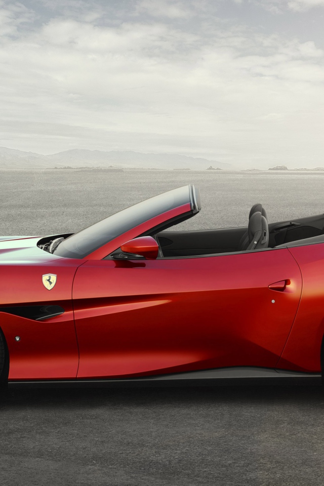 Красный спортивный автомобиль Ferrari Portofino, 2018