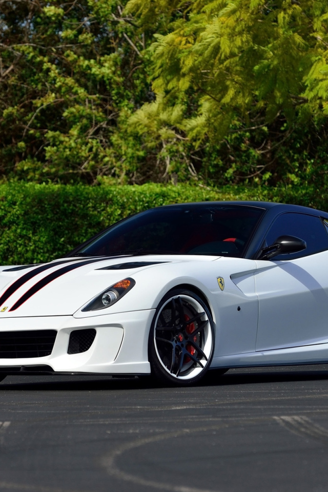 Белый спортивный автомобиль Ferrari 599 GTB