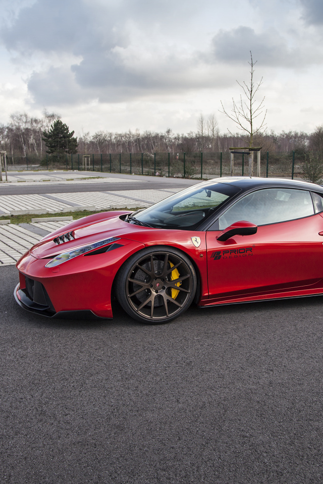 Красный спортивный автомобиль Ferrari 458 Italia Prior-Design PD458 
