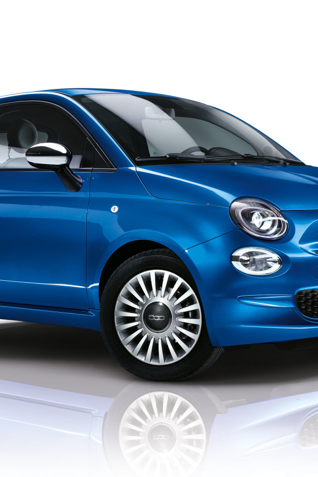 Синий автомобиль Fiat 500 Mirror, 2018 на белом фоне