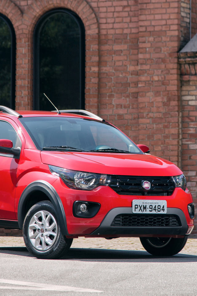 Красный автомобиль Fiat Mobi Way у здания