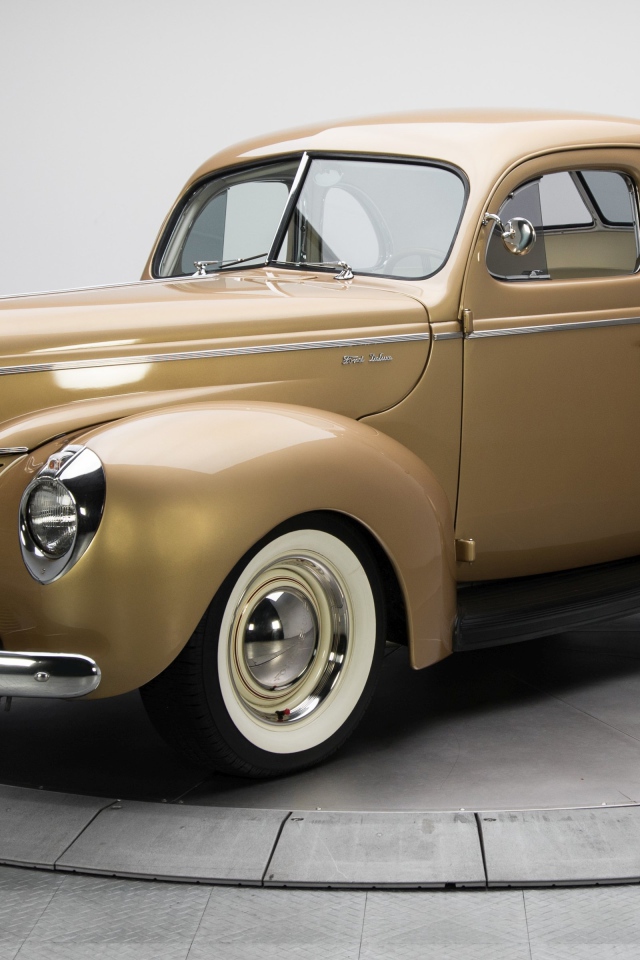 Коричневый ретро автомобиль Ford V8 Deluxe Coupe 1940