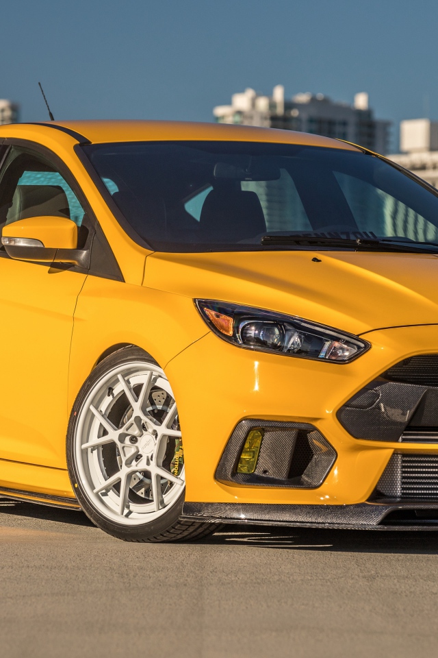 Оранжевый автомобиль Ford Focus RS