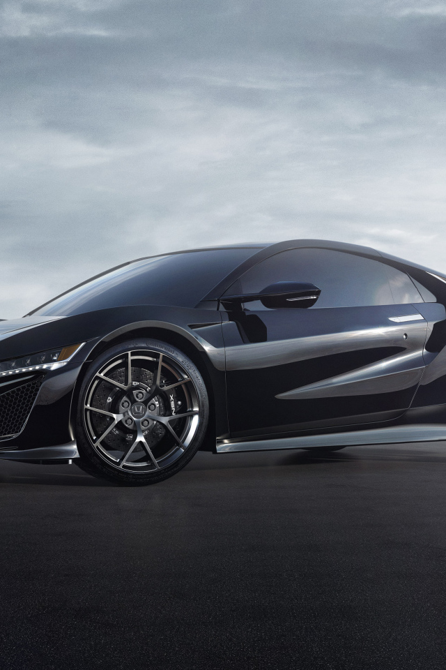 Черный спортивный автомобиль Honda NSX под пасмурным небом