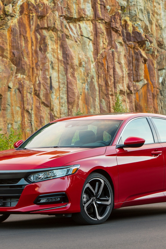 Компактный красный автомобиль Honda Accord