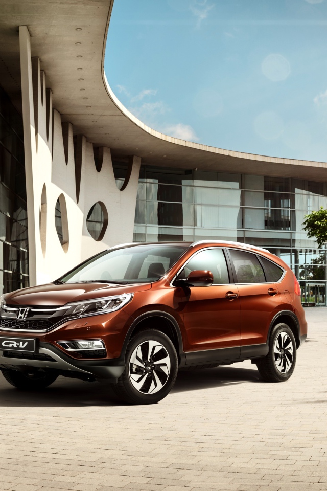 Внедорожник Honda CR-V на фоне здания 