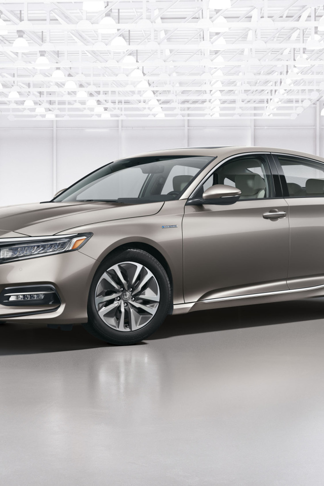 Серебристый автомобиль Honda Accord Hybrid, 2018