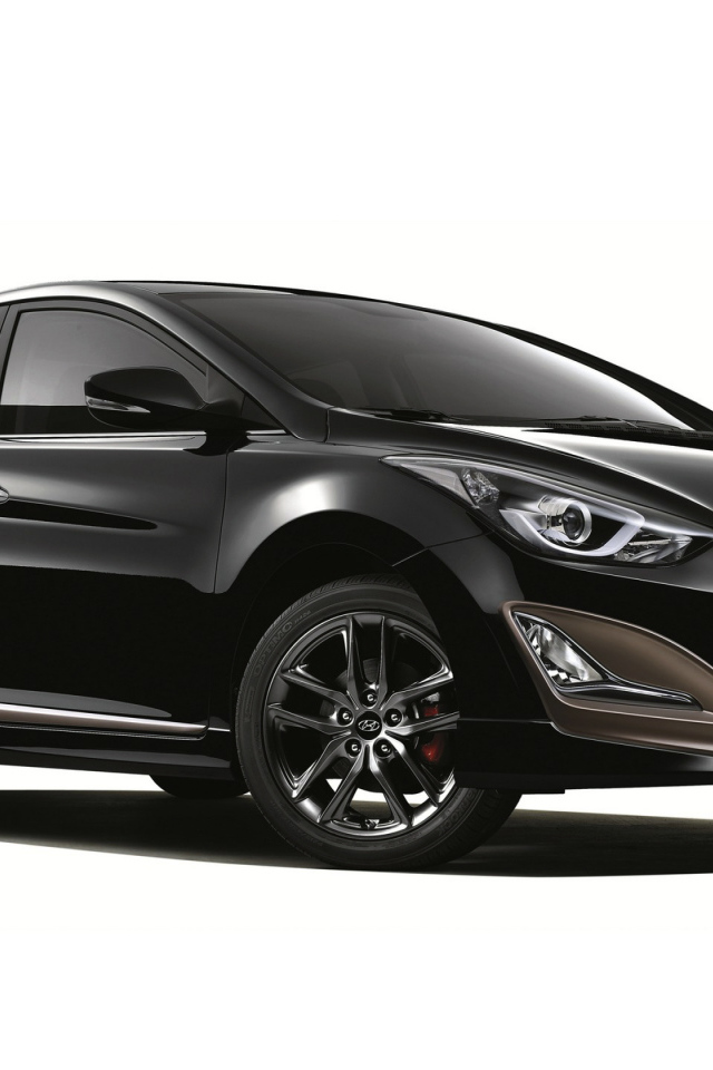 Черный автомобиль Hyundai Elantra на белом фоне