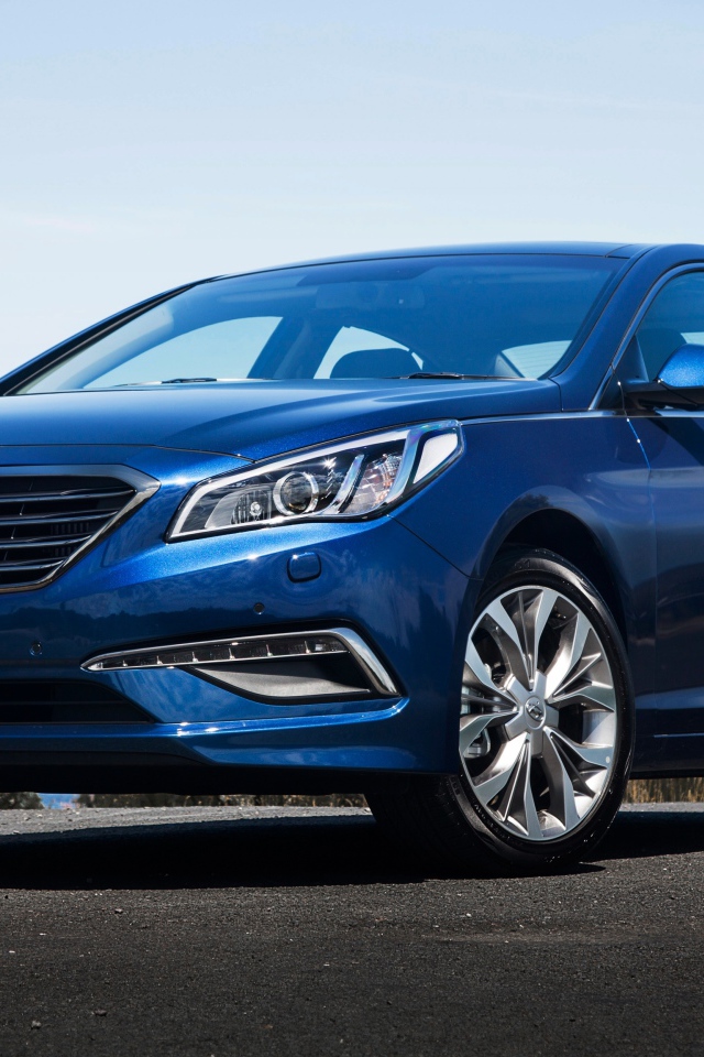 Синий автомобиль Hyundai Sonata на дороге 