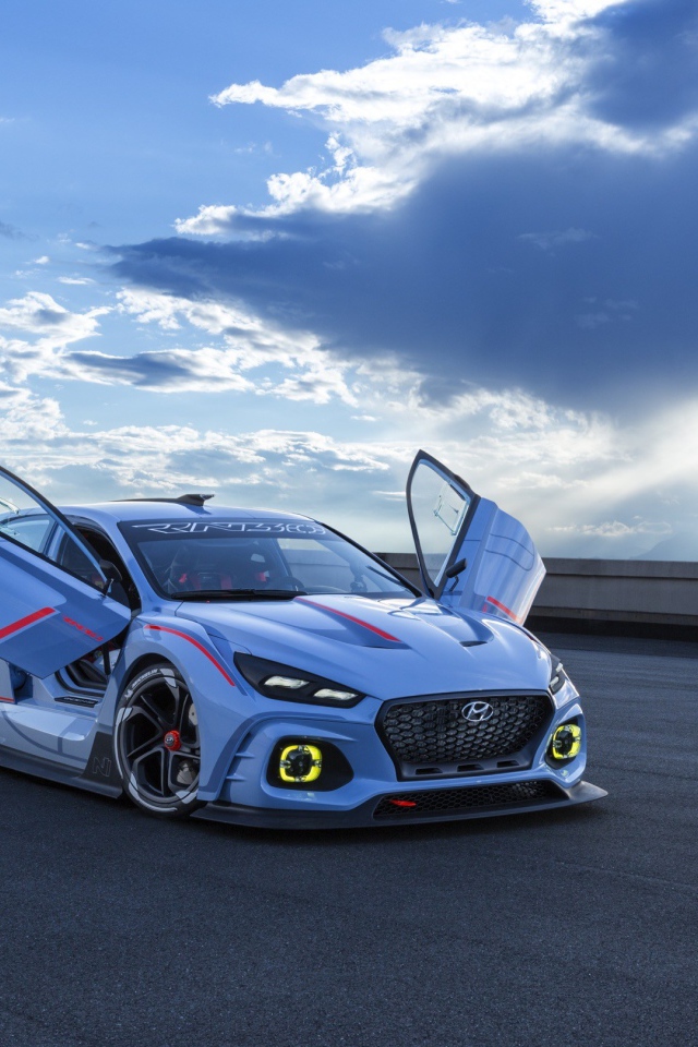 Автомобиль Hyundai RN30 с открытыми дверями на фоне неба 