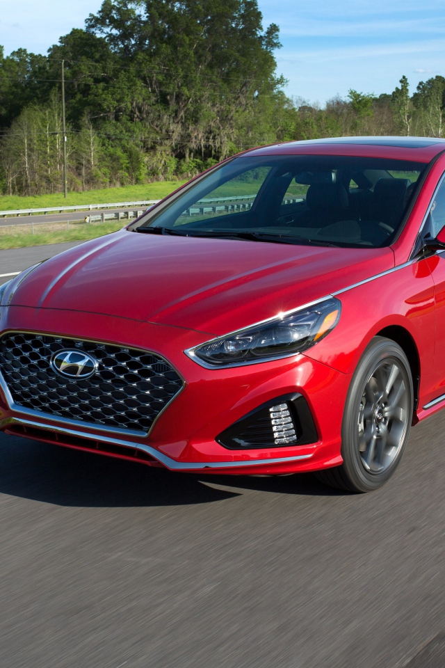 Красный автомобиль Hyundai Sonata Sport, 2018 на трассе 