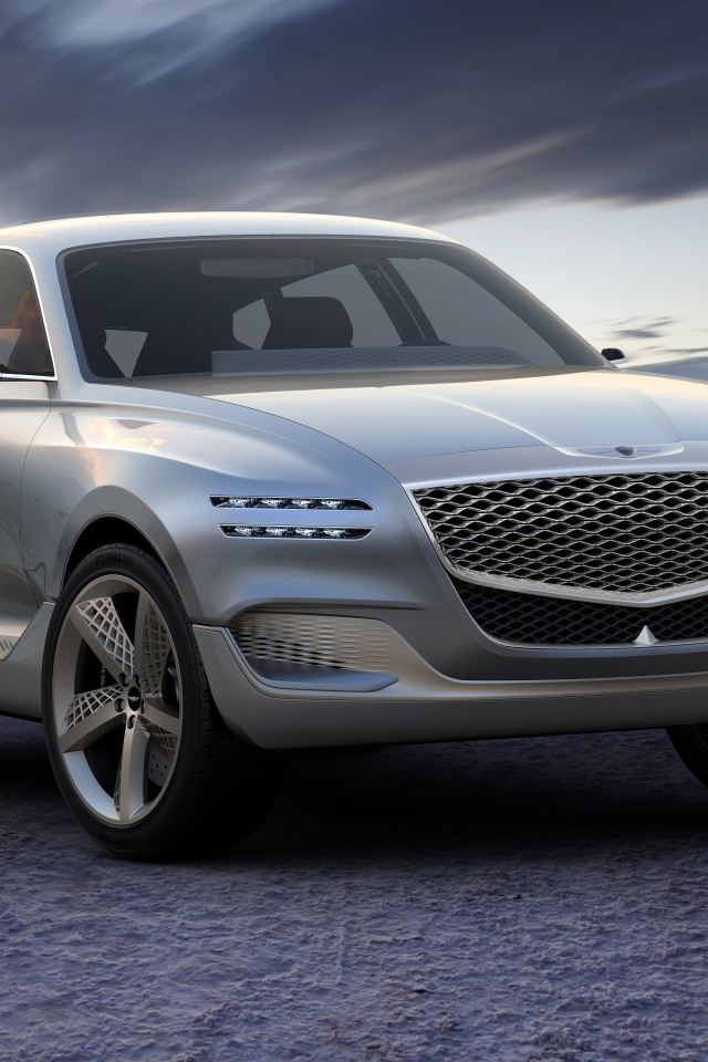 Серебристый автомобиль Hyundai Genesis GV80 