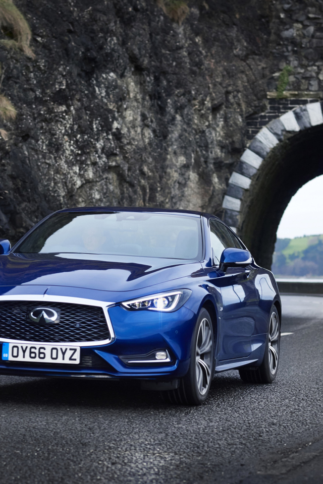 Синий автомобиль Infiniti Q60 выезжает из тоннеля 