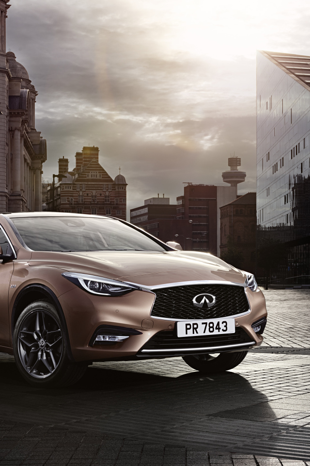 Автомобиль Infiniti Q30 в городе 