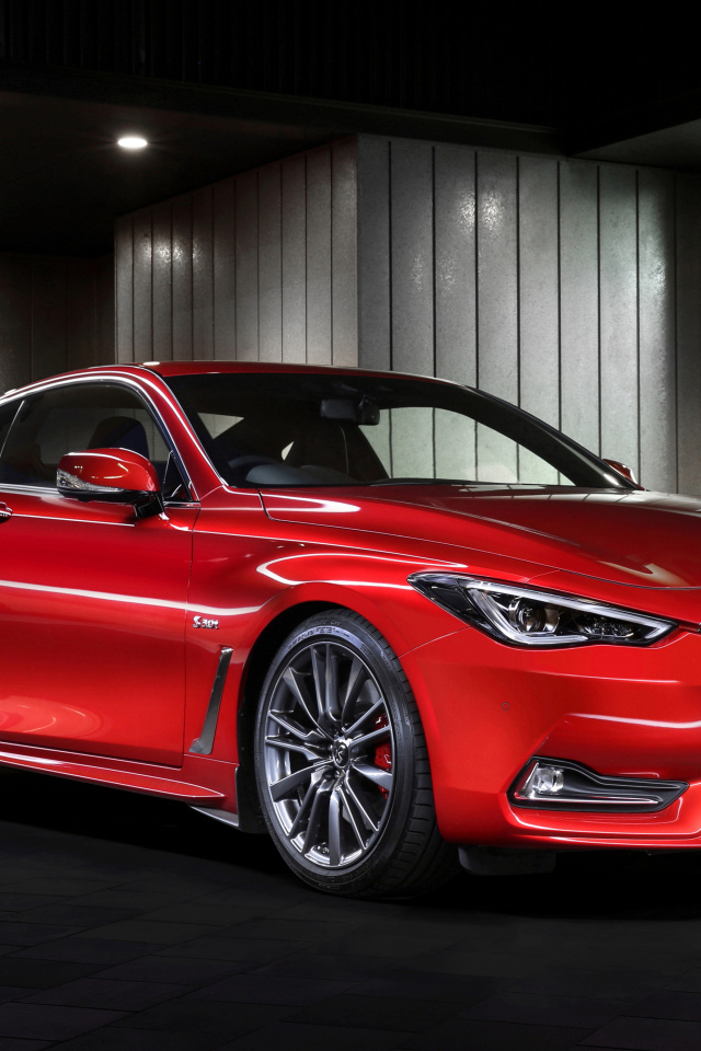 Красный автомобиль Infiniti Q60 на стоянке 