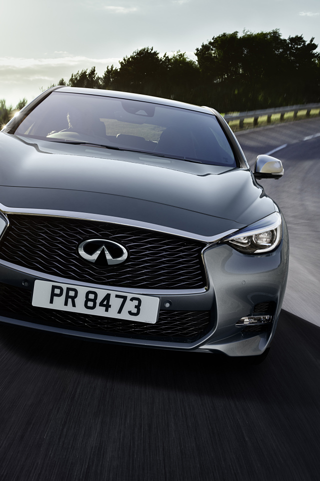 Серебристый автомобиль Infiniti Q30 на трассе