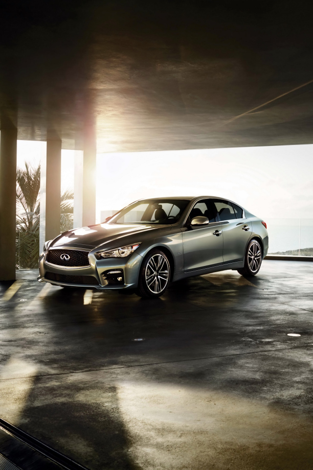 Серебристый автомобиль Infiniti Q50 в лучах солнца 