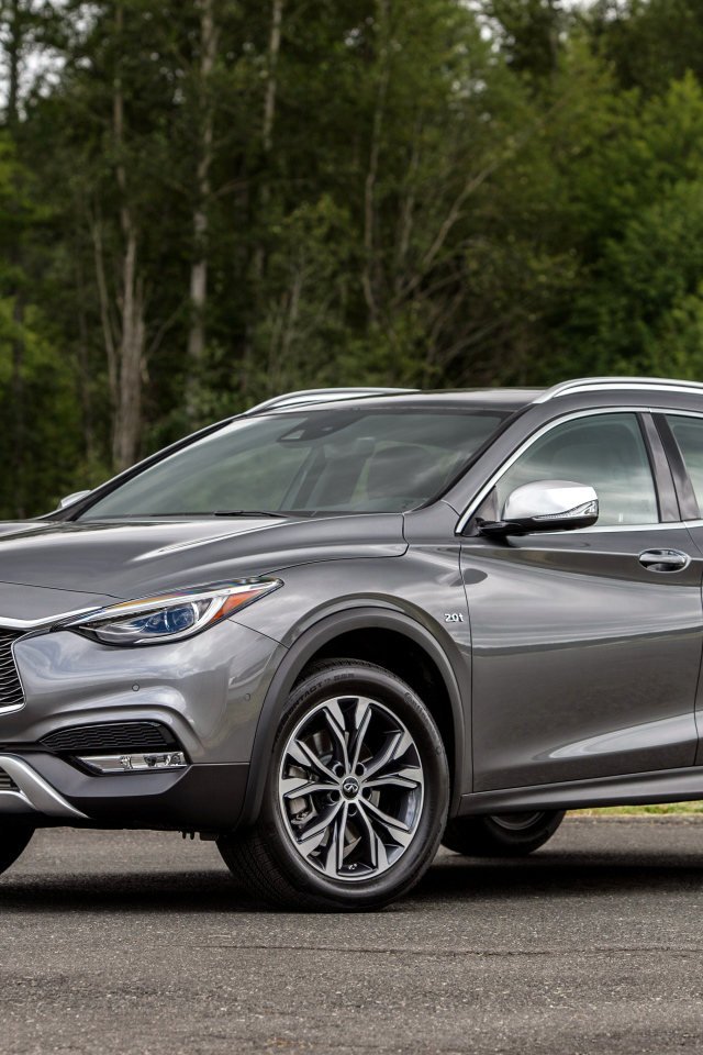 Серебристый автомобиль Infiniti QX30 2.0t AWD, 2017 