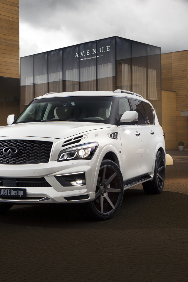 Белый стильный автомобиль  Infiniti QX80