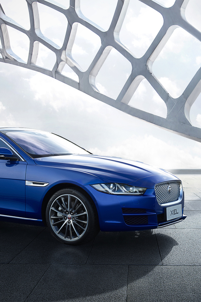 Синий автомобиль Jaguar XEL, 2018