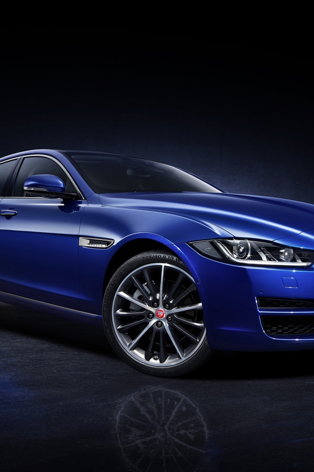 Синий автомобиль Jaguar XEL, 2018 вид сбоку