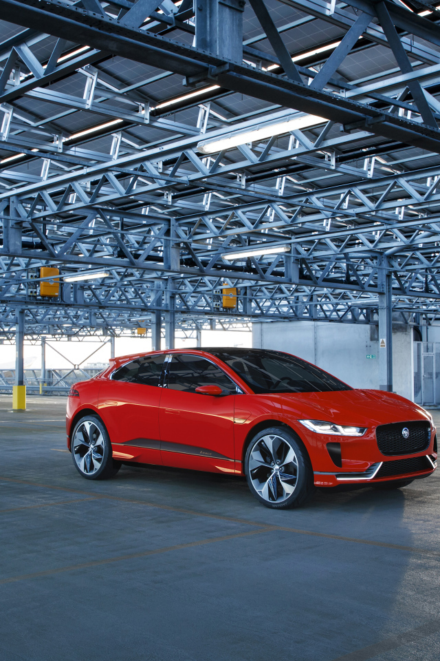 Красный автомобиль Jaguar I-Pace на стоянке 