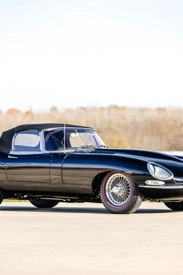Стильный черный ретро автомобиль Jaguar E-Type 