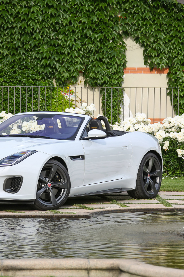 Белый автомобиль кабриолет Jaguar F-Type у фонтана
