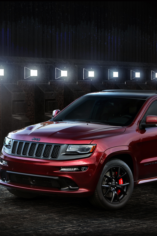 Красный автомобиль Jeep Grand Cherokee