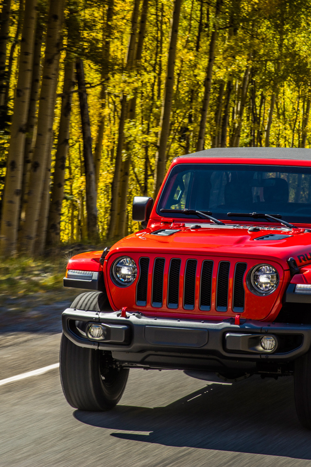 Красный автомобиль Jeep Wrangler Rubicon 2, 2018 на лесной трассе