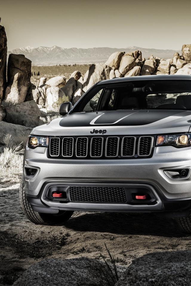 Серебристый внедорожник  Jeep Grand Cherokee