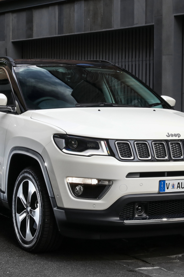 Белый автомобиль внедорожник  Jeep Compass Limited, 2018