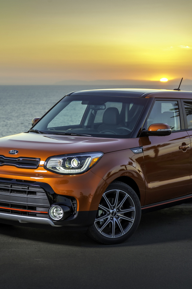 Оранжевый автомобиль KIA  Soul Turbo, 2017 