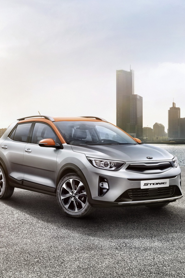 Серебристый кроссовер Kia Stonic, 2018  у воды