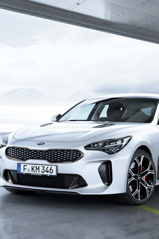 Белый автомобиль  Kia Stinger GT, 2017 