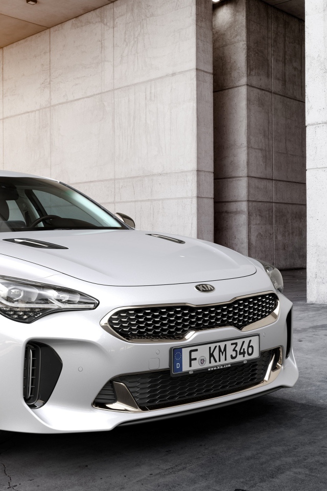 Белый автомобиль Kia Stinger GT, 2017 вид спереди