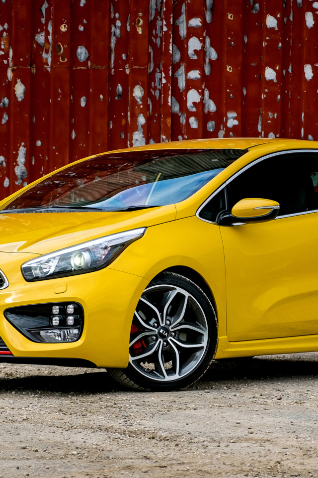 Желтый автомобиль Kia Ceed 
